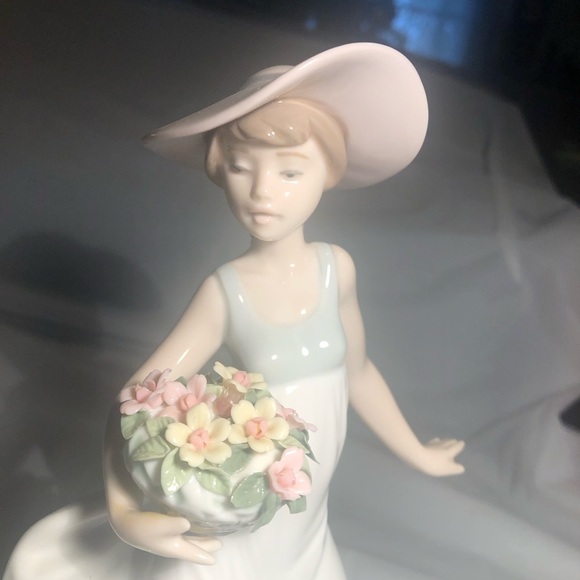 Lladro Victorian girl with flowers and pink hat 9” EUC circa 1980 - Picture 10 of 10